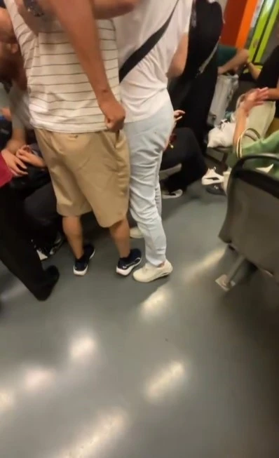 Metroda süs kavgası
