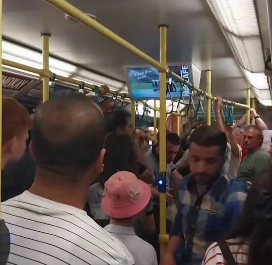 Metroda yer verme tartışması çıktı, ortalık karıştı...
