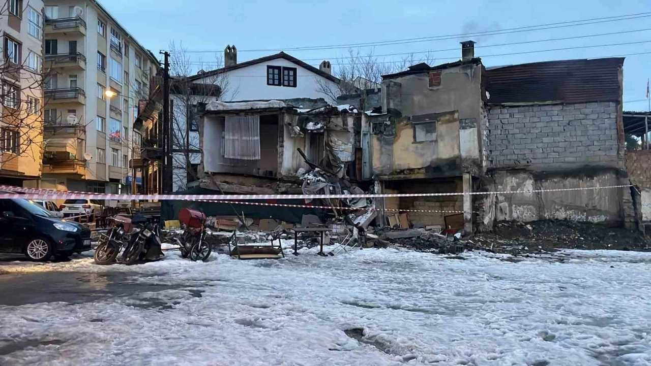 Metruk bina &ccedil;&ouml;kt&uuml;, mahallede panik yaşandı
