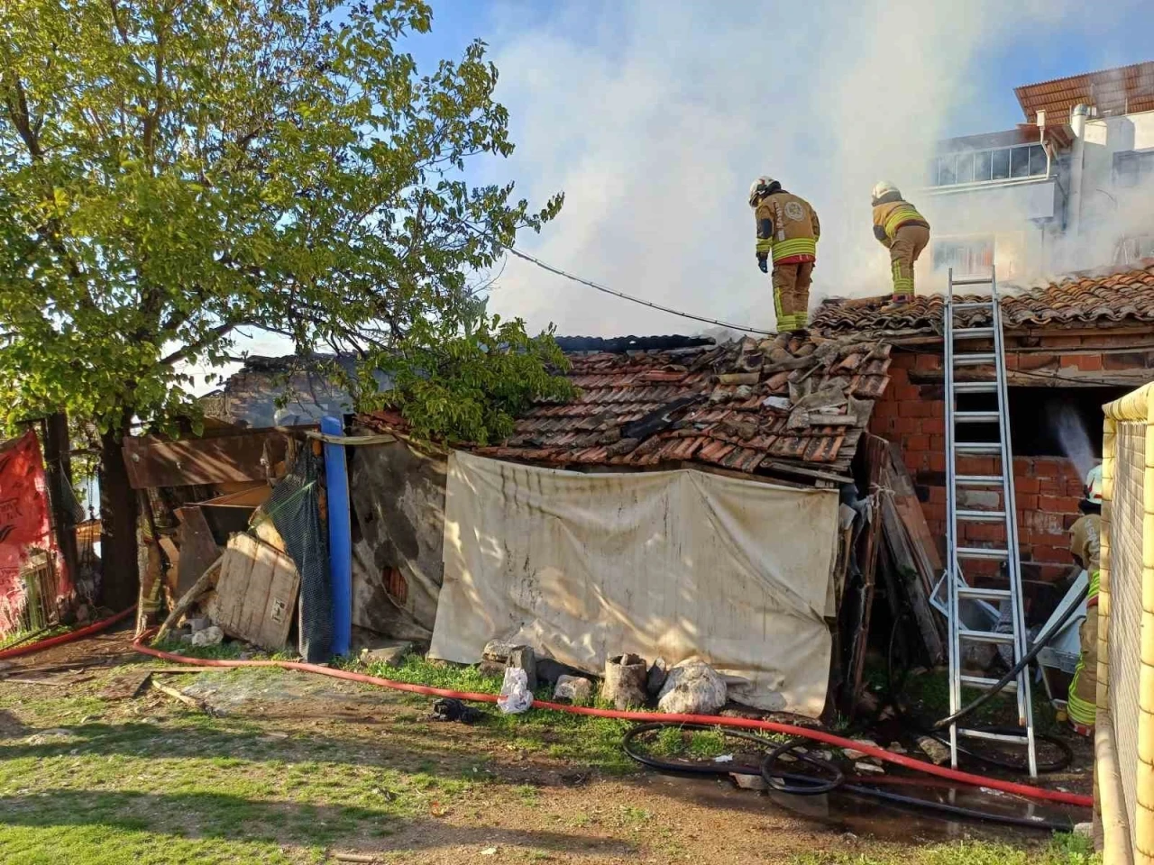 Metruk binada çıkan yangın korkuttu
