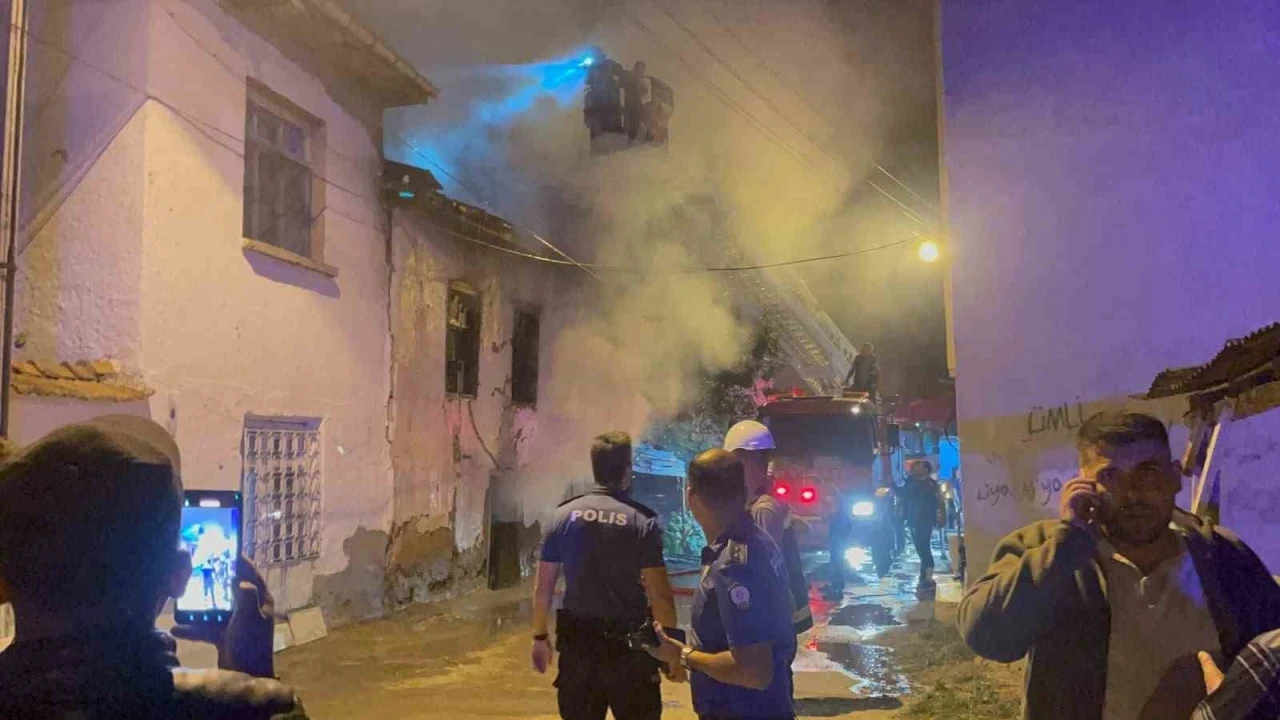 Metruk evde &ccedil;ıkan yangın mahalleliyi sokağa d&ouml;kt&uuml;
