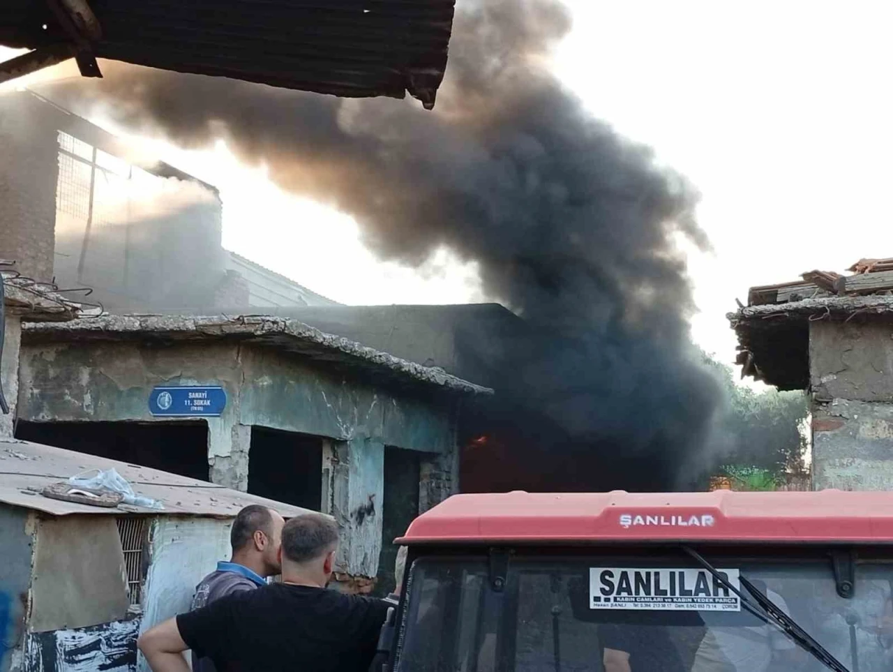 Metruk iş yerinde korkutan yangın
