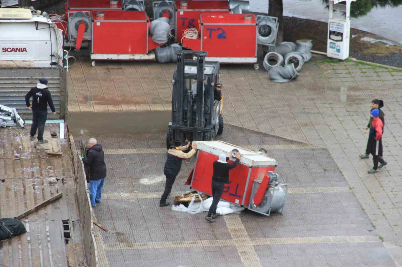 Meydanda korkutan iş kazası: Tırdan indirilen havalandırma &uuml;nitesi devrildi

