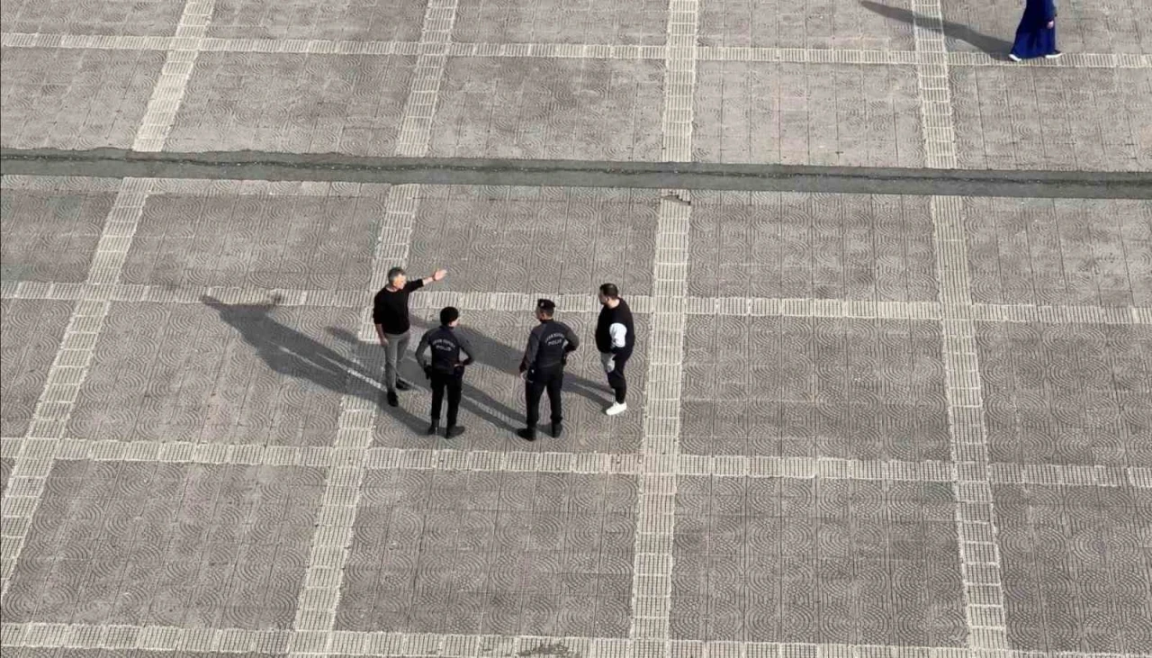 Meydandaki yumruklu kavgayı polis büyümeden önledi
