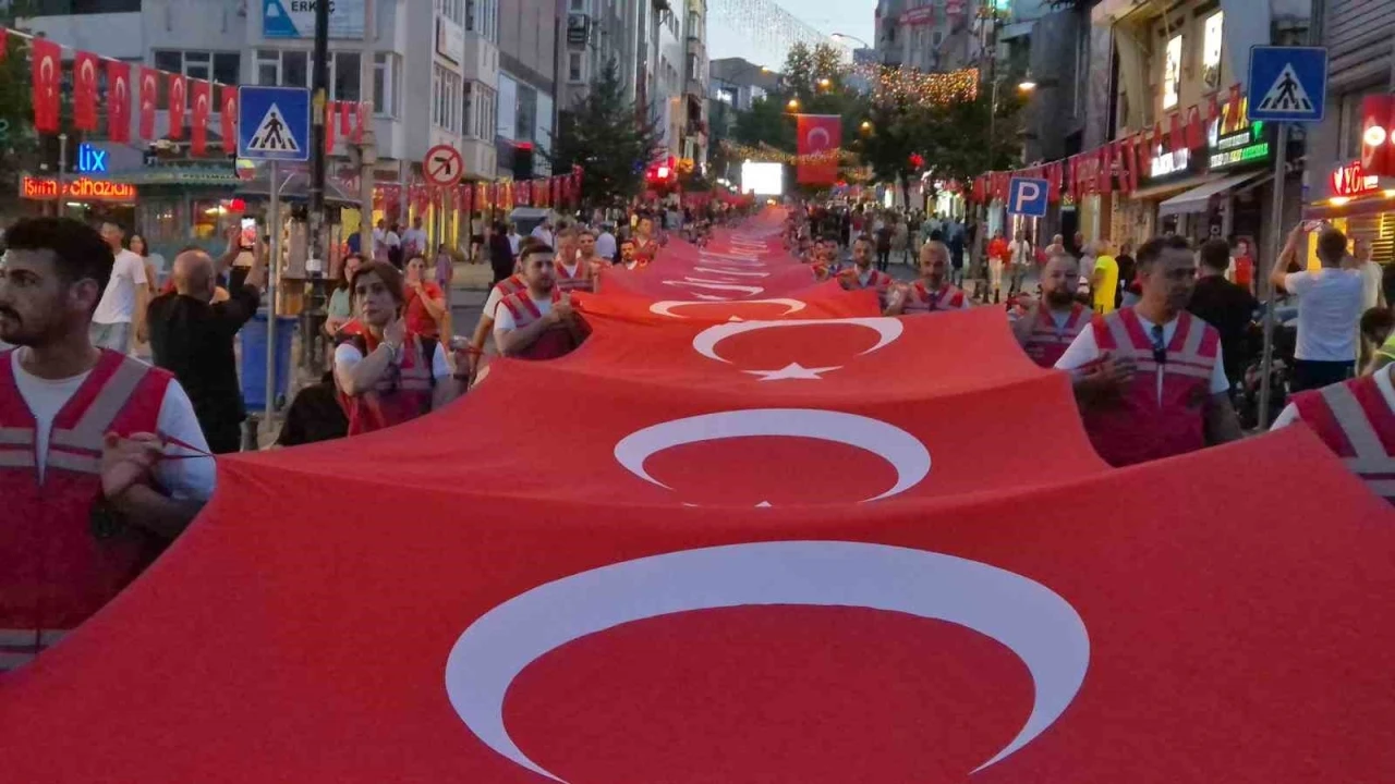 Meydanlar kırmızı beyaza b&uuml;r&uuml;nd&uuml;: Tekirdağ&rsquo;da 15 Temmuz&rsquo;da y&uuml;zlerce kişi tek y&uuml;rek oldu
