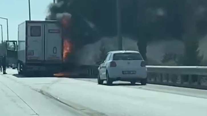 Meyve y&uuml;kl&uuml; tır alev alev yandı
