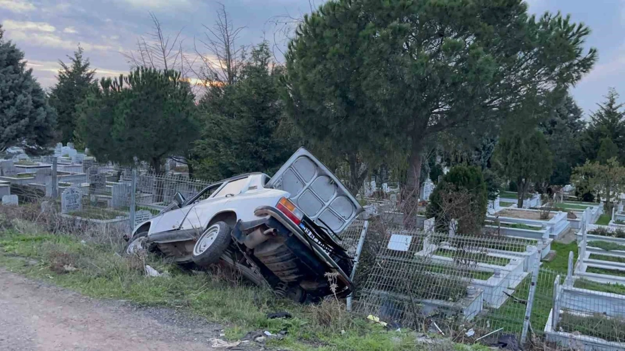Mezarlığa uçtu, firar etti: Tekrar kaza mahalline gelen sürücü alkollü çıktı