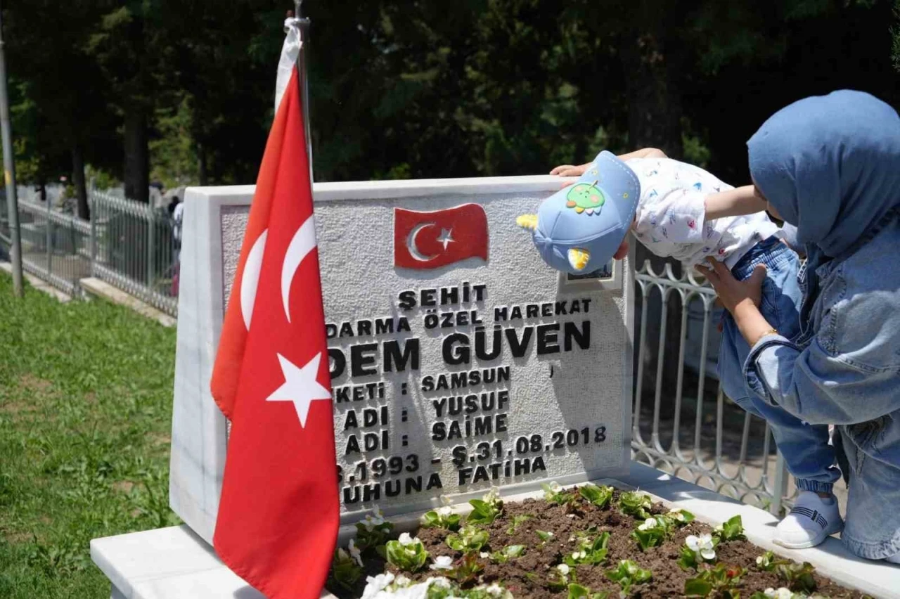 Mezarlıklarda Arefe yoğunluğu, şehitliklerde hüzün

