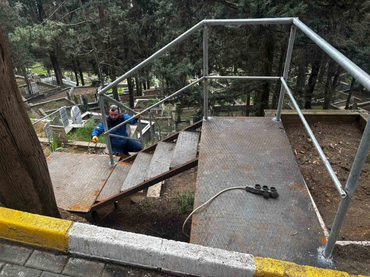 Mezarlıklarda erişim ve g&uuml;venlik artırılıyor
