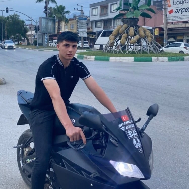 Mezarlıkta otomobilde 2 gen&ccedil; &ouml;l&uuml; bulundu, otomobilde isimleri yazılı şef bı&ccedil;ağı bulundu
