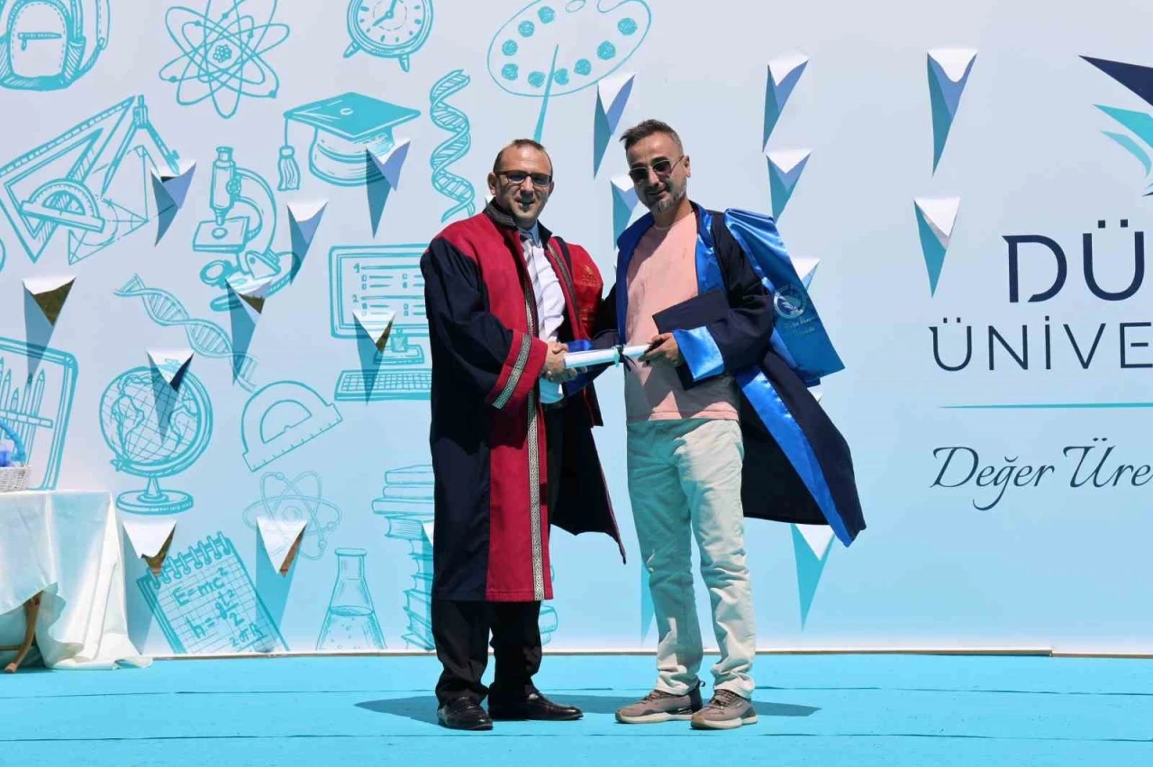 Mezun oldular kep fırlattılar
