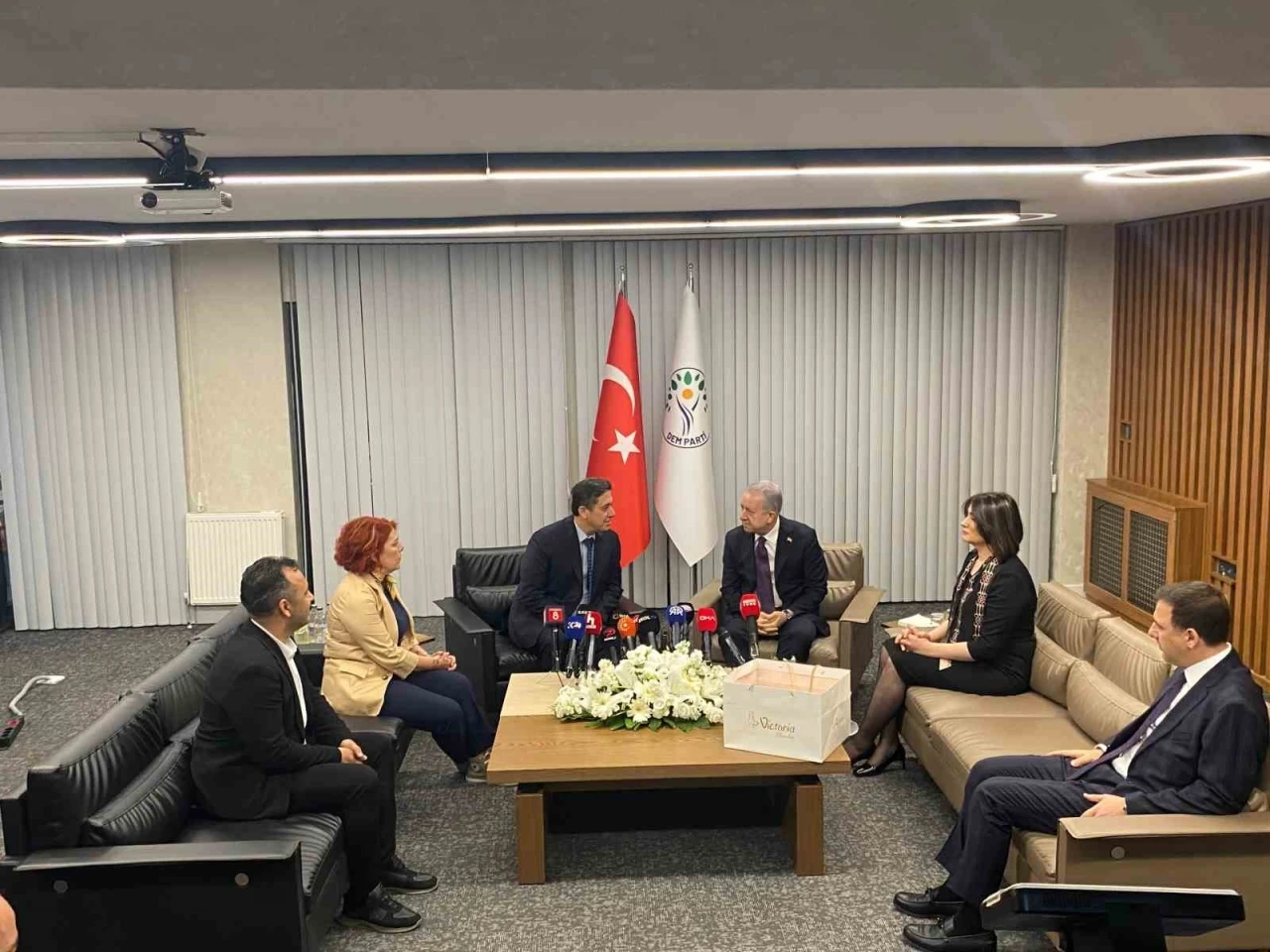 MHP, DEM Parti ile bayramlaştı
