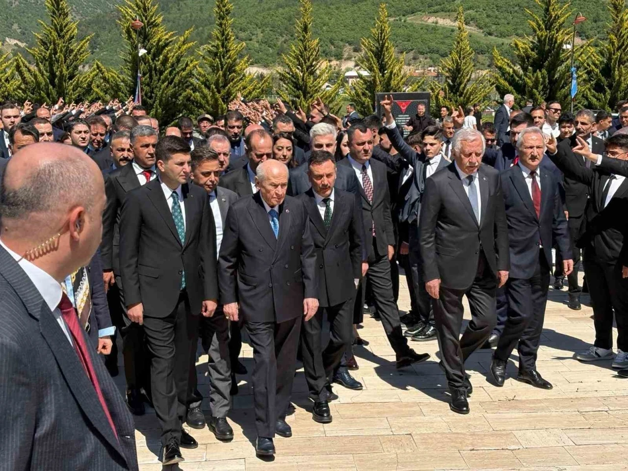 MHP Genel Başkanı Bah&ccedil;eli, &Uuml;lk&uuml;c&uuml; Şehitler Anıtı&rsquo;nı ziyaret etti
