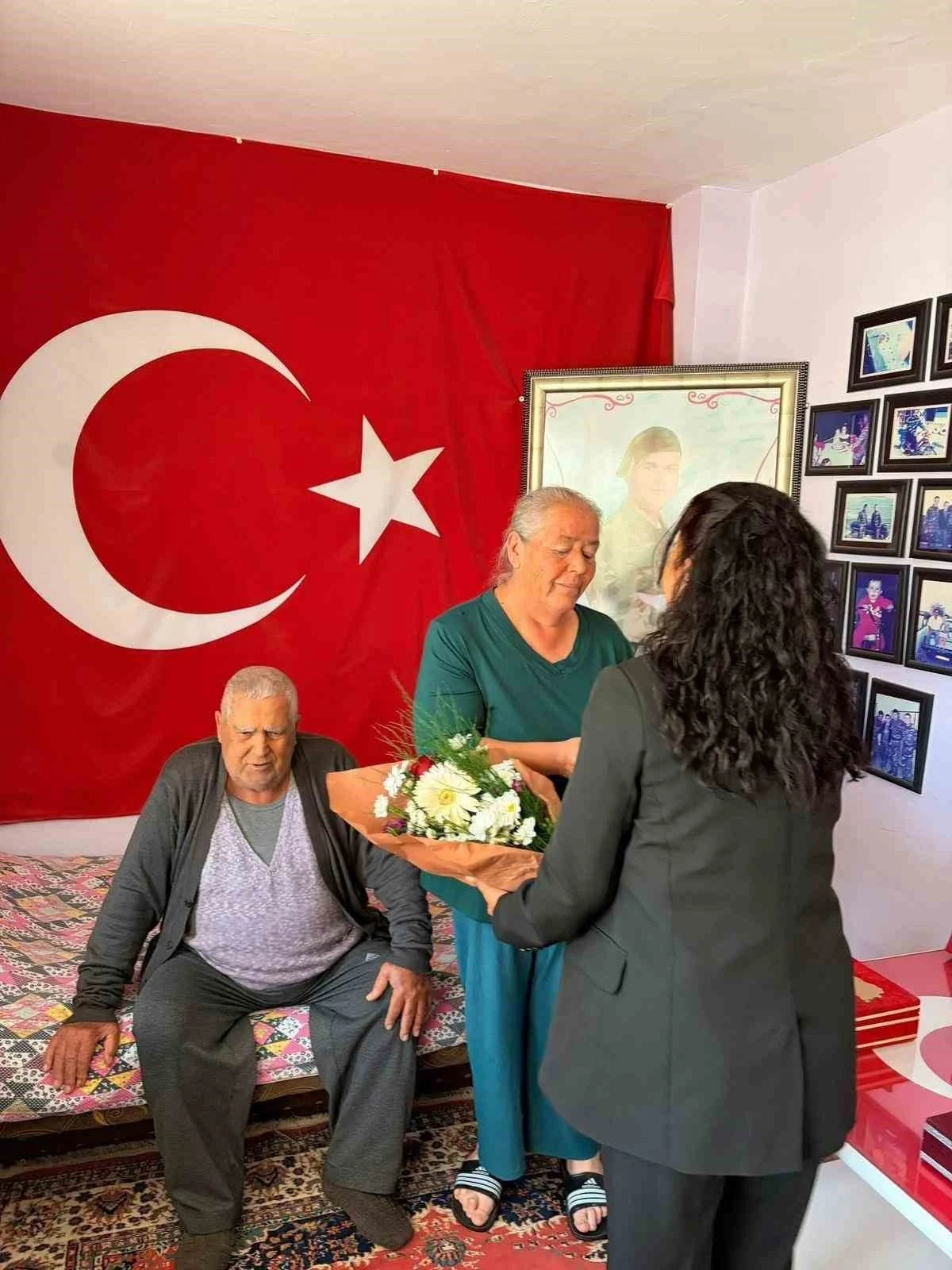 MHP Kuşadası Teşkilatı Anneler G&uuml;n&uuml;&rsquo;nde şehit aileleriyle buluştu
