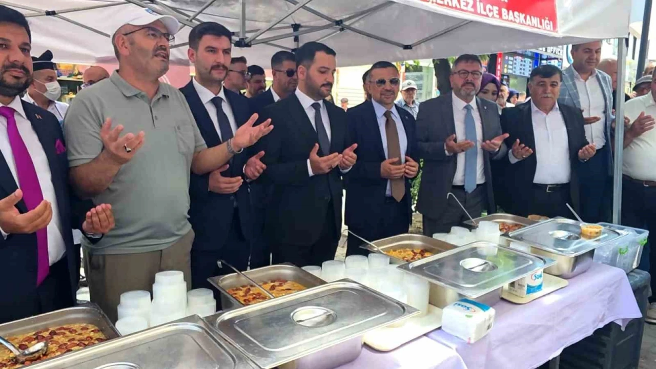 MHP K&uuml;tahya İl Başkanlığı&rsquo;ndan vatandaşlara aşure ikramı
