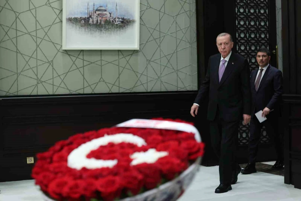 MHP Lideri Bahçeli’den Kabine’ye Türk bayraklı çiçek
