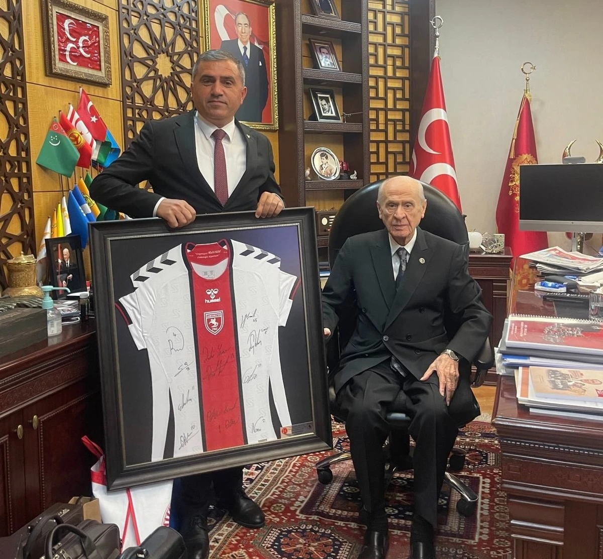 MHP Lideri Bahçeli’ye Samsunspor forması hediye edildi
