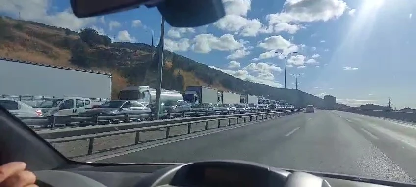 Mıcır yüklü tır devrildi: TEM Otoyolu İstanbul istikametinde trafik felç oldu
