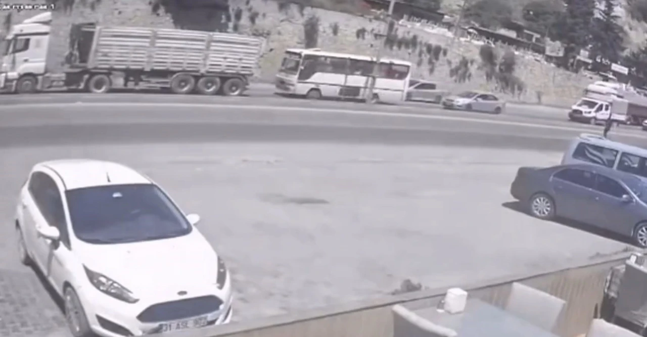 Midibüs, tırla çarpıştı: 2 yaralı
