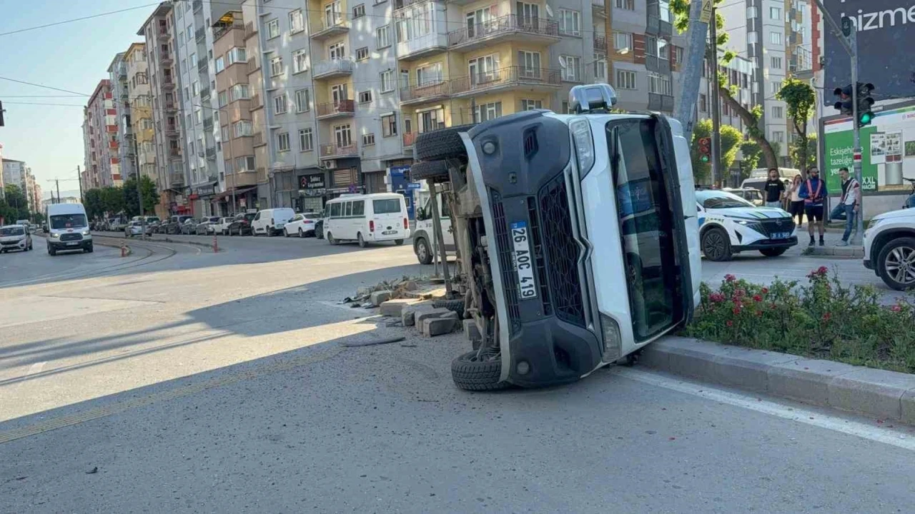 Midibüsün çarptığı servis aracı yan yattı