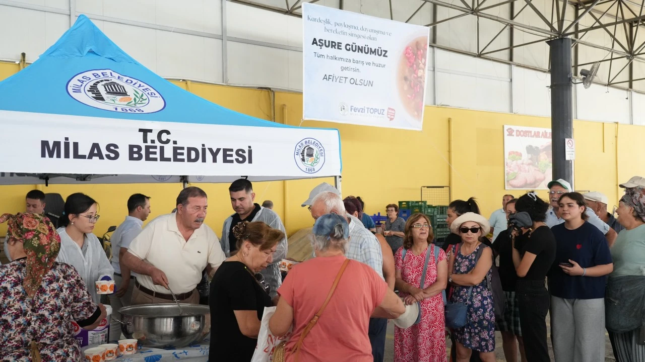 MİLAS BELEDİYESİ VATANDAŞLARA AŞURE İKRAM ETTİ