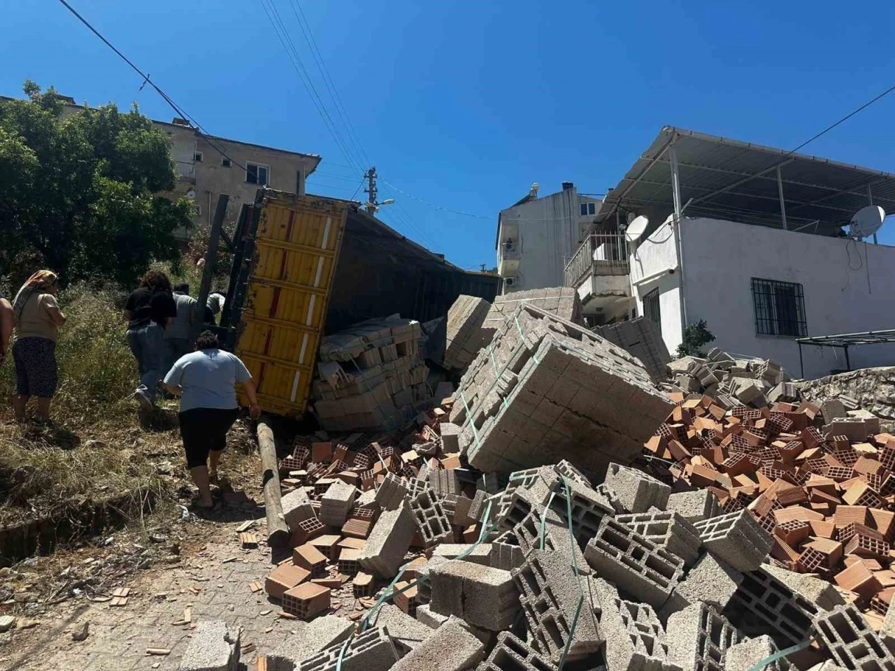 Milas'ta İnşaat Kamyonu Devrildi