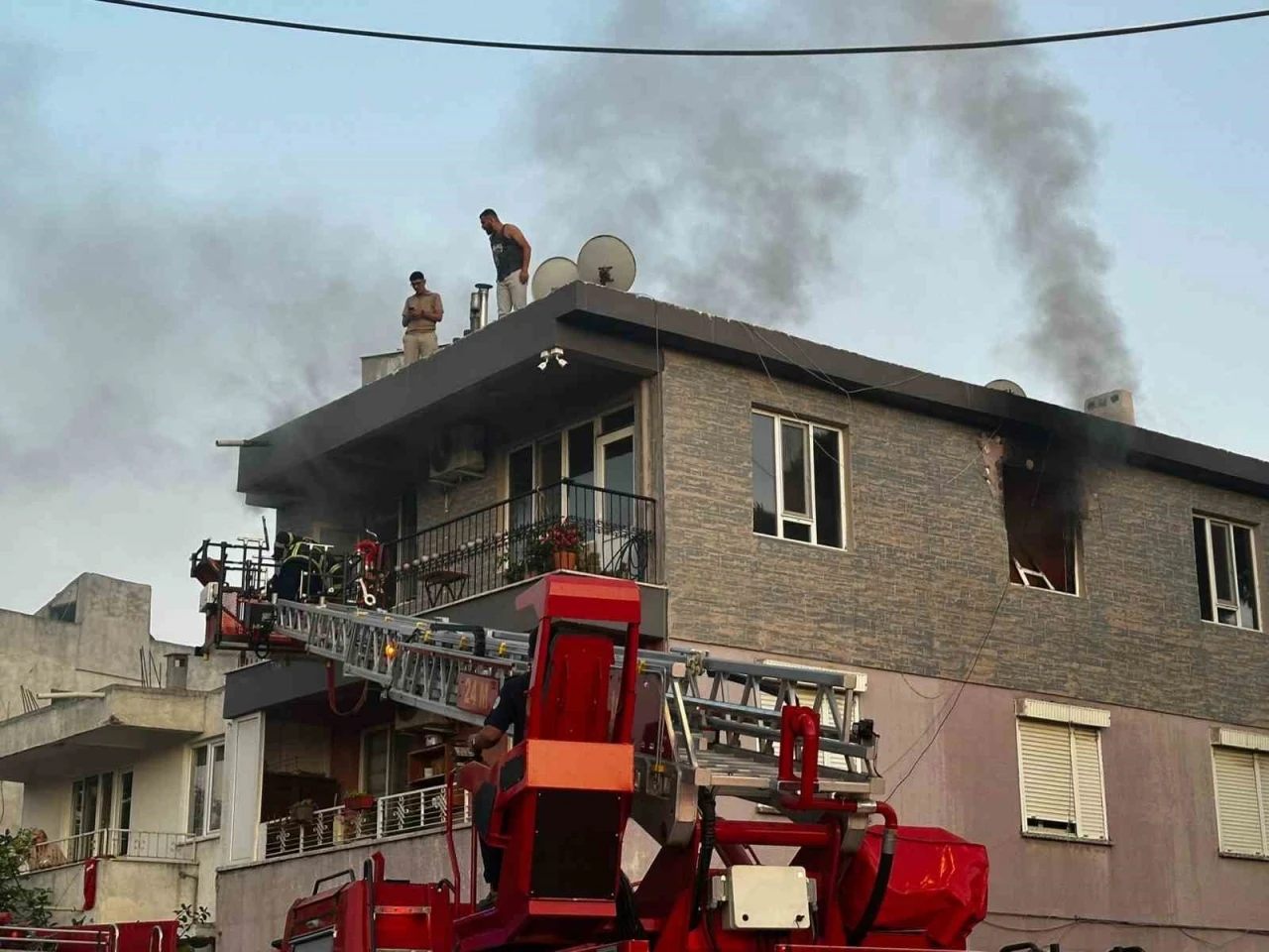 Milas’ta vatandaşlar yangında çatıya çıkarak kurtuldular
