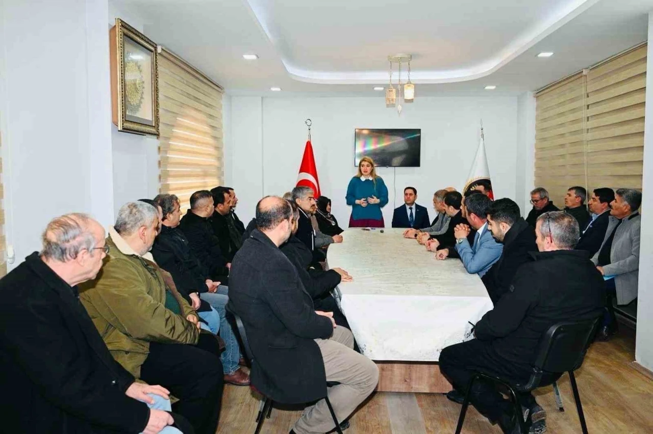 Milletvekili &Ouml;lmeztoprak muhtarlarla bir araya geldi
