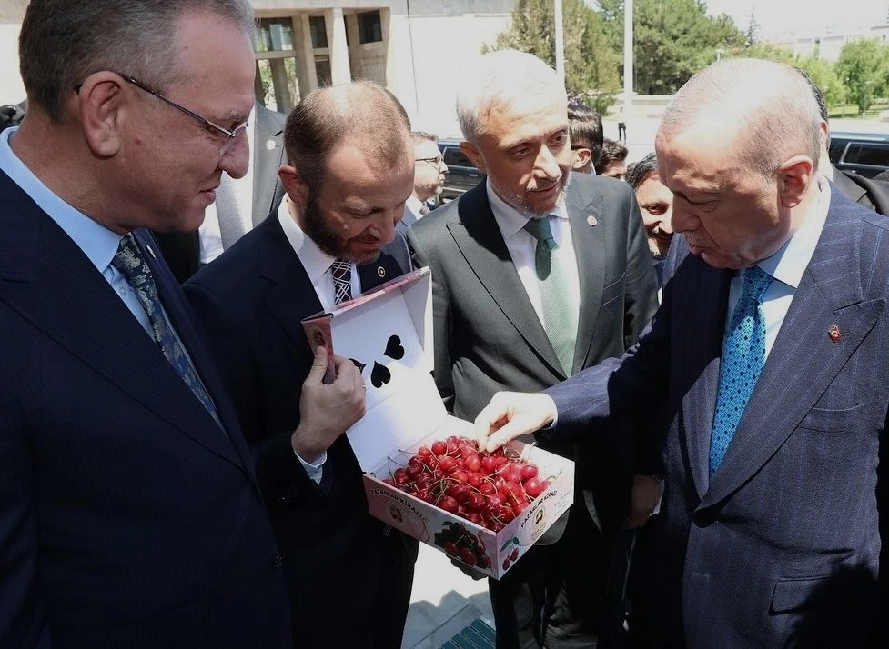 Milletvekillerinden Cumhurbaşkanı Erdoğan’a Kütahya kirazı ikramı
