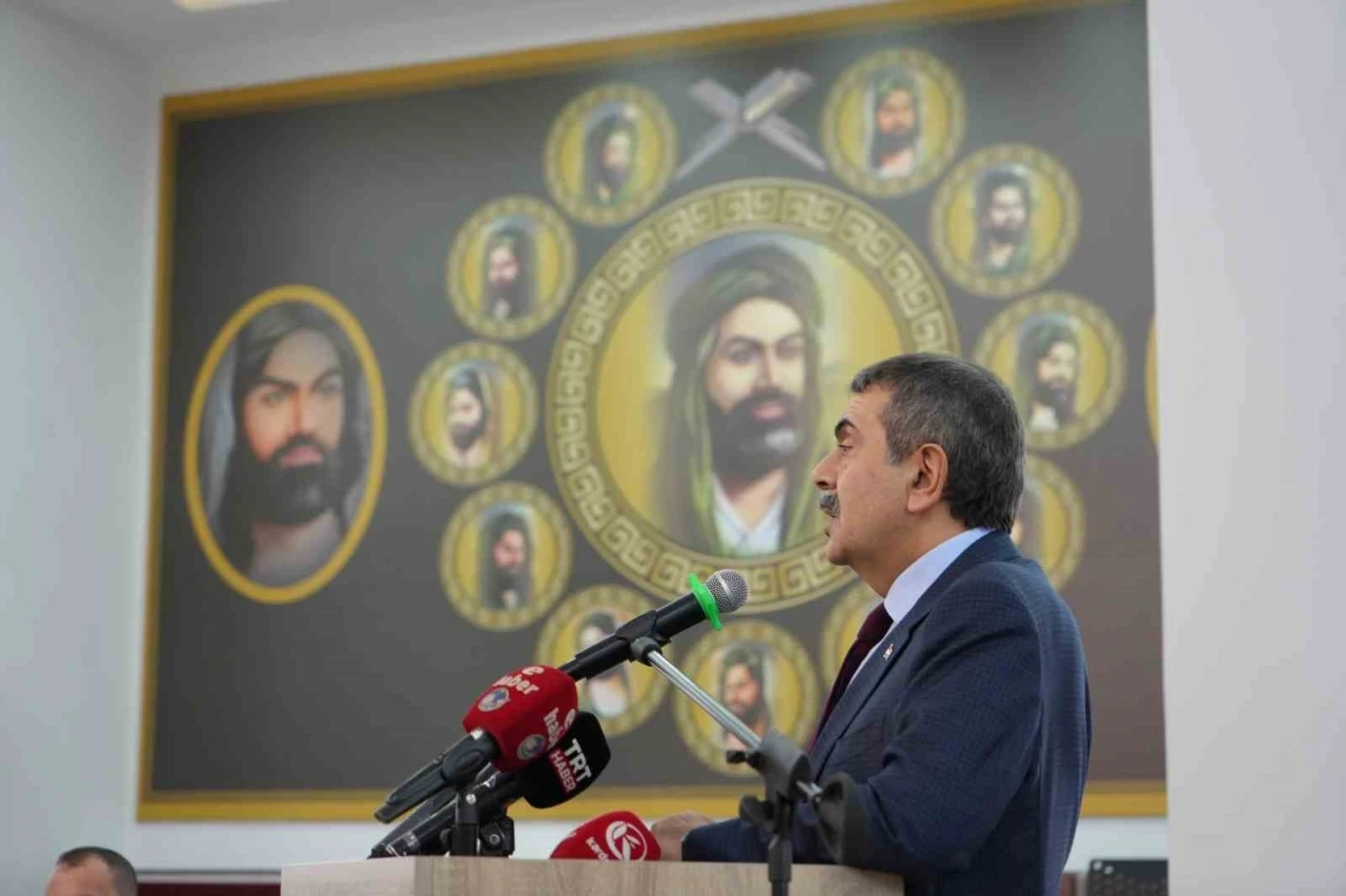 Milli Eğitim Bakanı Prof. Dr. Yusuf Tekin, Erzurum&rsquo;da cemevini ziyaret etti
