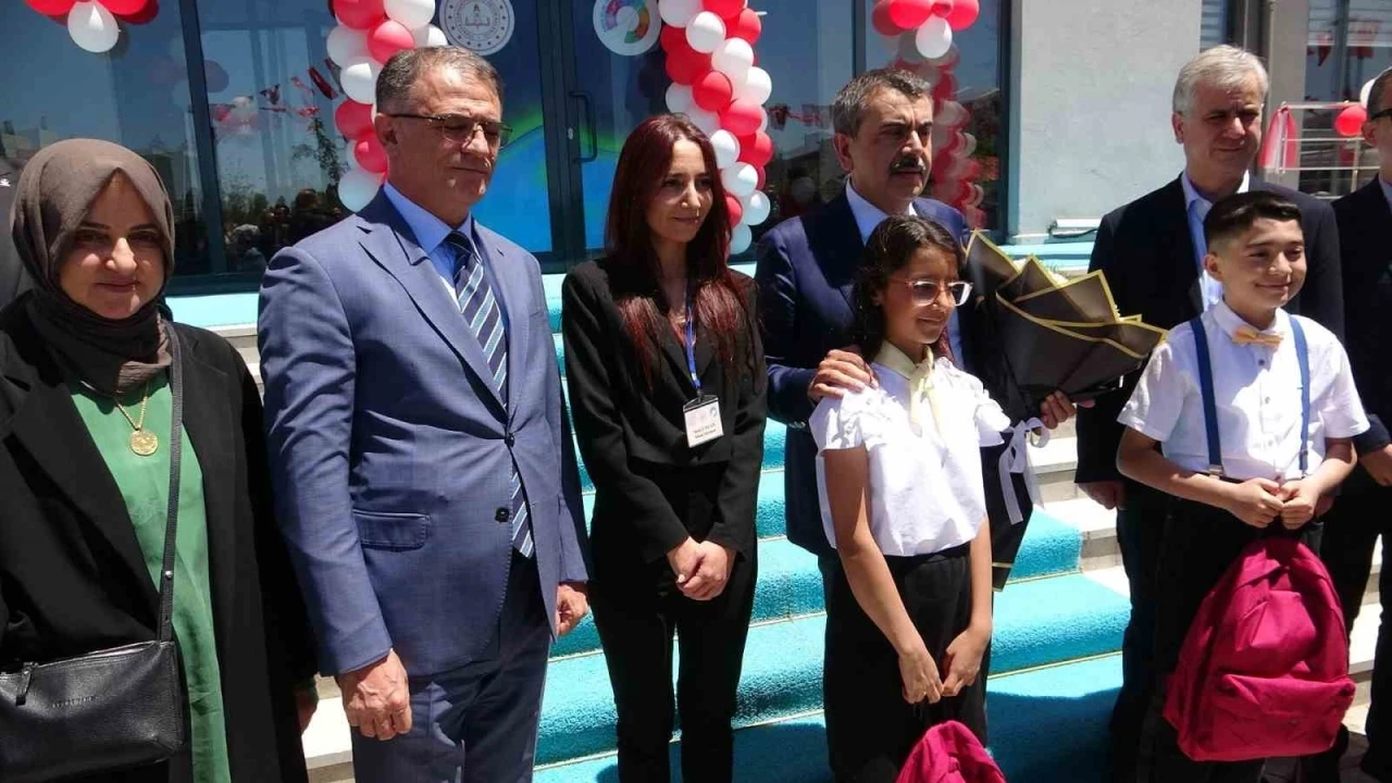 Milli Eğitim Bakanı Tekin, Erciş Bilim ve Sanat Merkezi’nin açılışını yaptı
