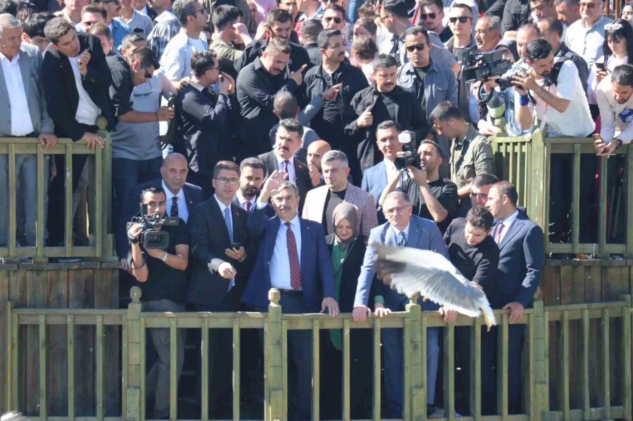 Bakan Tekin Van'da İnci Kefali Göçünü Yerinde İnceledi