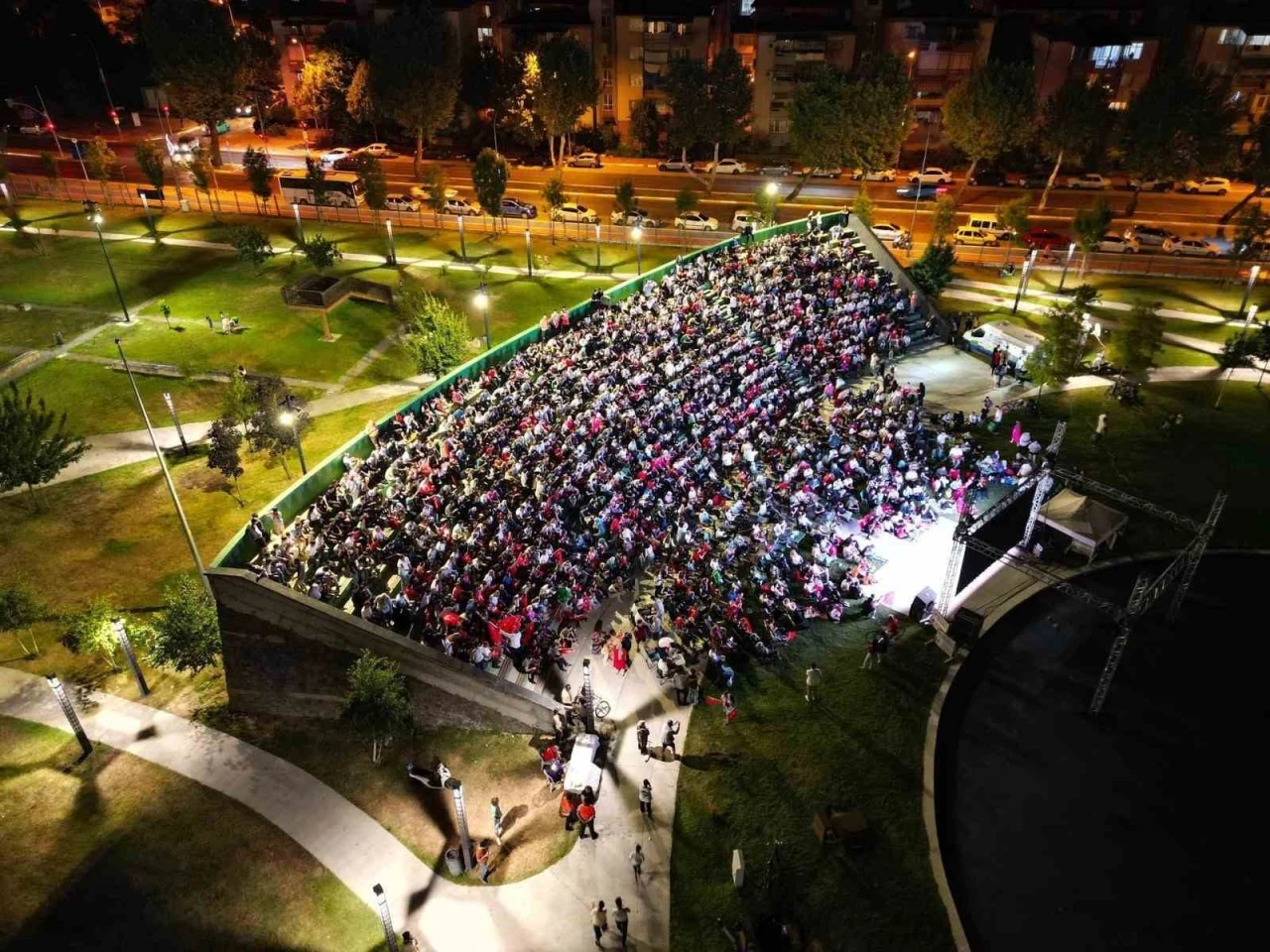 Milli heyecan iki noktada yaşanacak: B&uuml;y&uuml;kşehir&rsquo;den iki dev ekran
