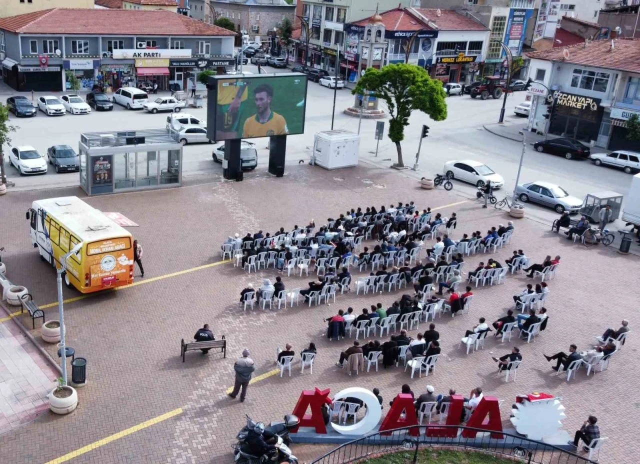 Milli ma&ccedil; heyecanı Alaca&rsquo;da dev ekranda yaşandı
