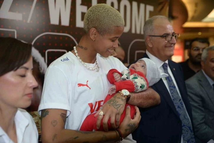 Milli oyuncuya Malatya&rsquo;da sevgi seli
