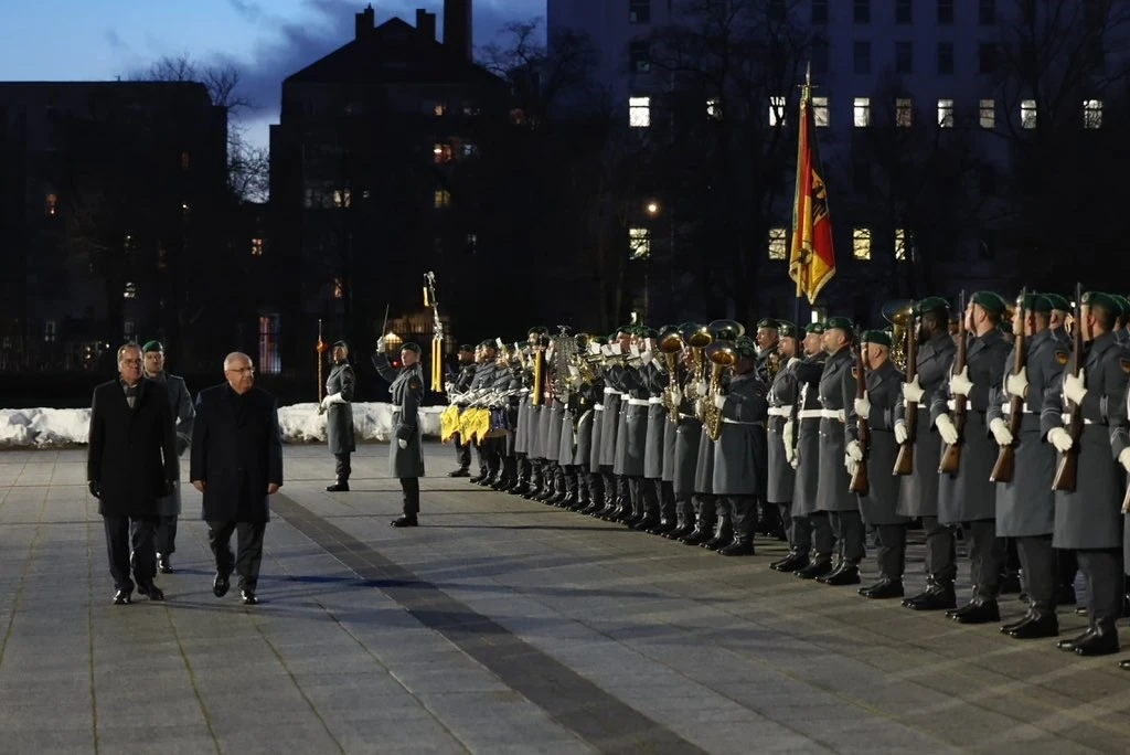 Milli Savunma Bakanı G&uuml;ler, Almanya Savunma Bakanı Pistorius ile bir araya geldi
