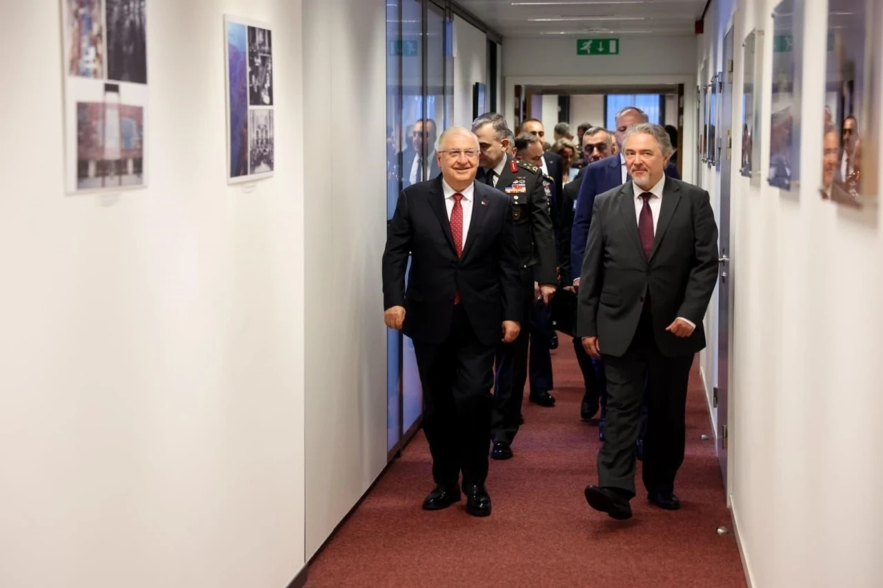 Milli Savunma Bakanı G&uuml;ler, NATO Karargahı&rsquo;nda
