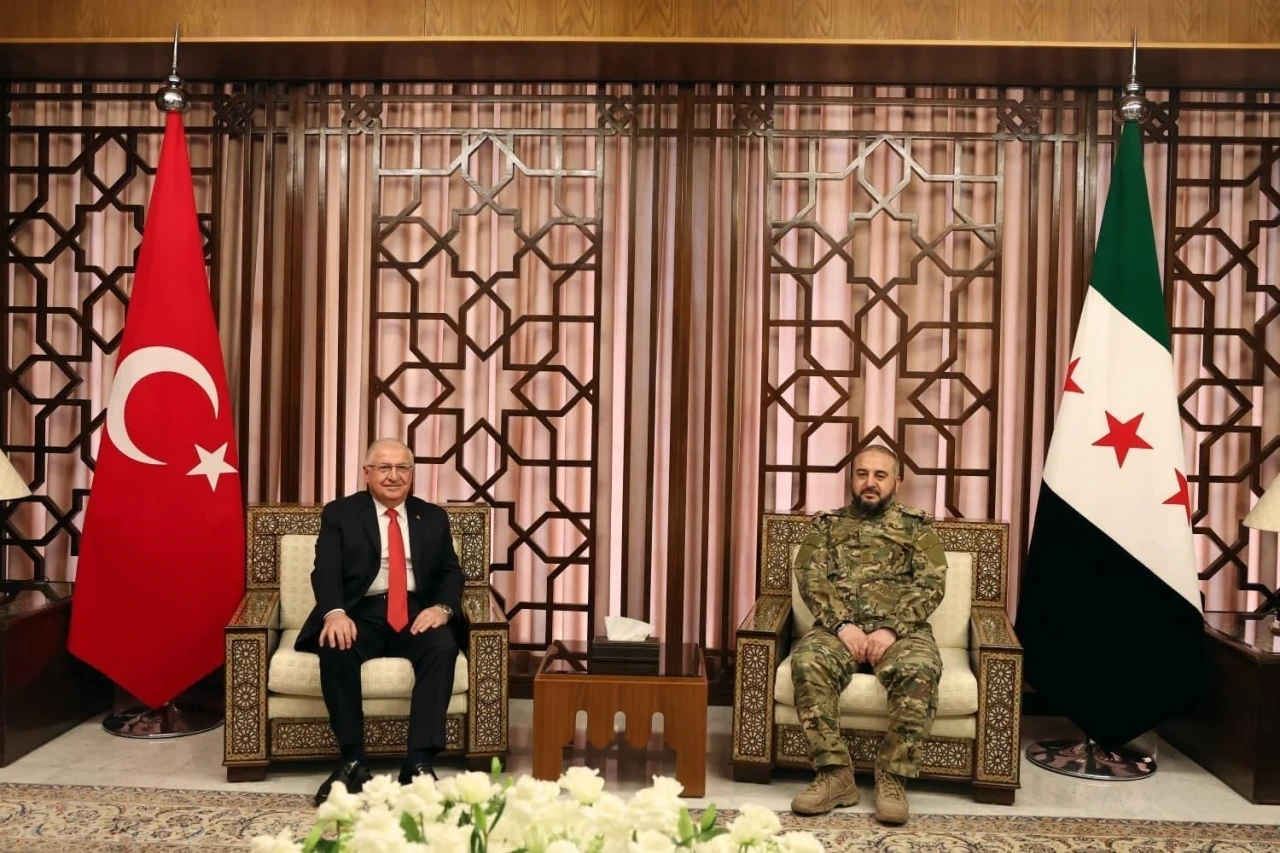 Milli Savunma Bakanı G&uuml;ler, Suriyeli mevkidaşı Ebu Kasra ile bir araya geldi
