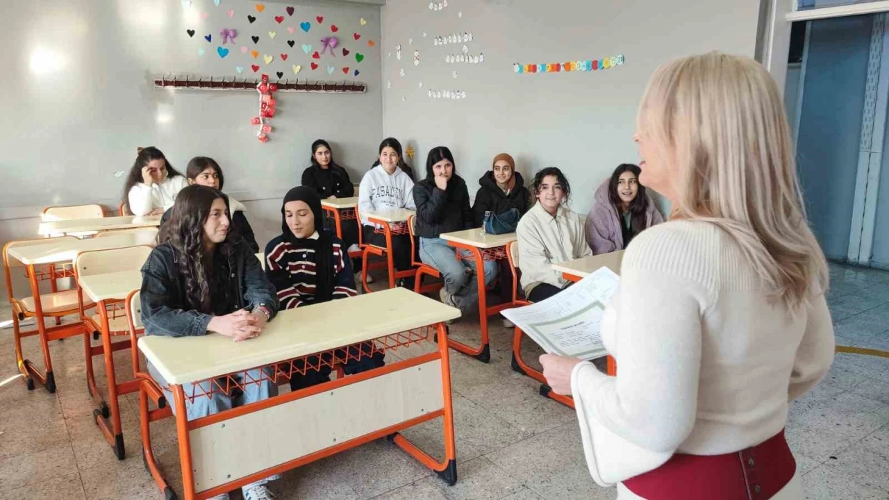 Milyonluk mal varlığını TSK&rsquo;ya bağışlayan &ouml;ğretmen "psikoz" &ccedil;ıkmadı, &ouml;ğrencilerine koştu
