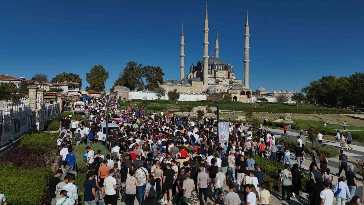 Milyonluk otomobiller Selimiye Meydanı’nda turladı
