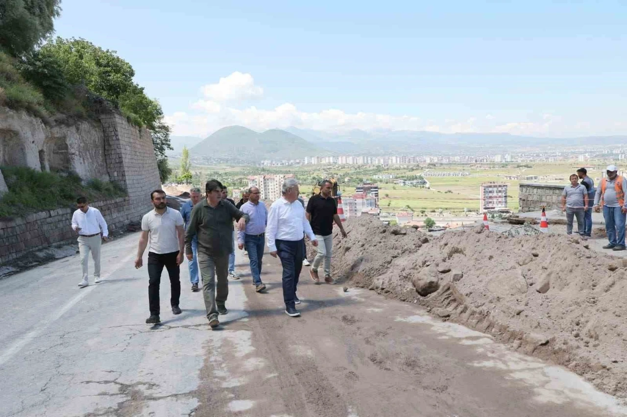 Mimarsinan mahallesinde &ccedil;&ouml;ken istinat duvarında inceleme yapıldı

