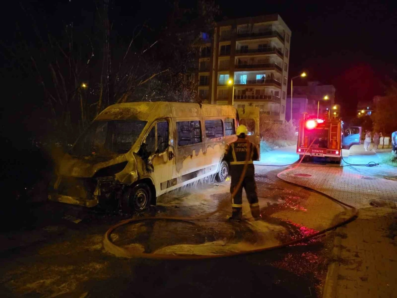 Minib&uuml;s alevlere teslim oldu

