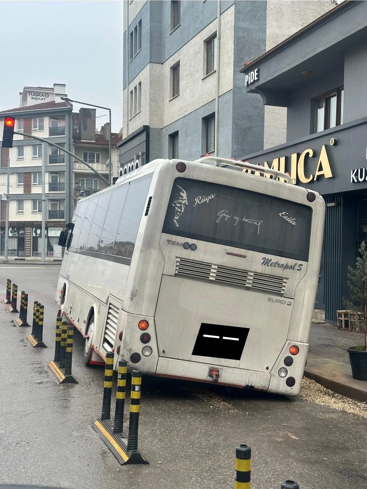 Minib&uuml;s caddedeki &ccedil;ukur y&uuml;z&uuml;nden az kalsın devriliyordu
