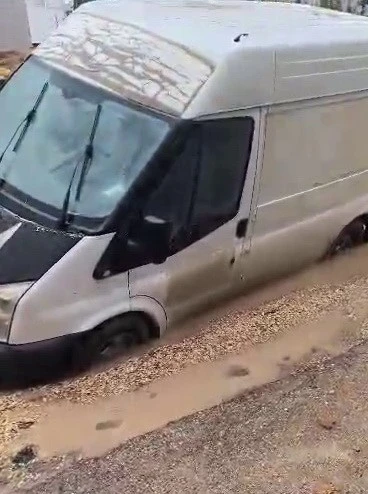 Minibüs çöken yolda mahsur kaldı
