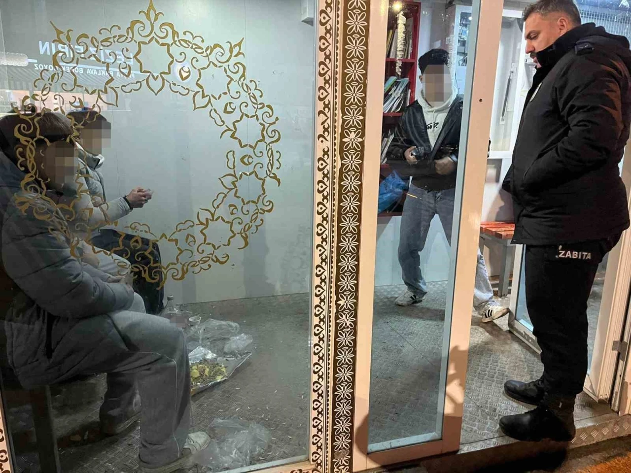 Minib&uuml;s durağını kirleten gen&ccedil;ler hatalarını anlayınca yerleri temizlediler
