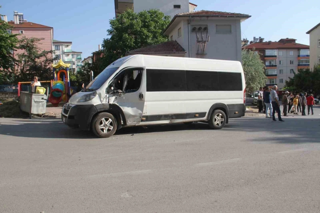 Minibüs ile çarpışan motosiklet sürücüsü hayatını kaybetti
