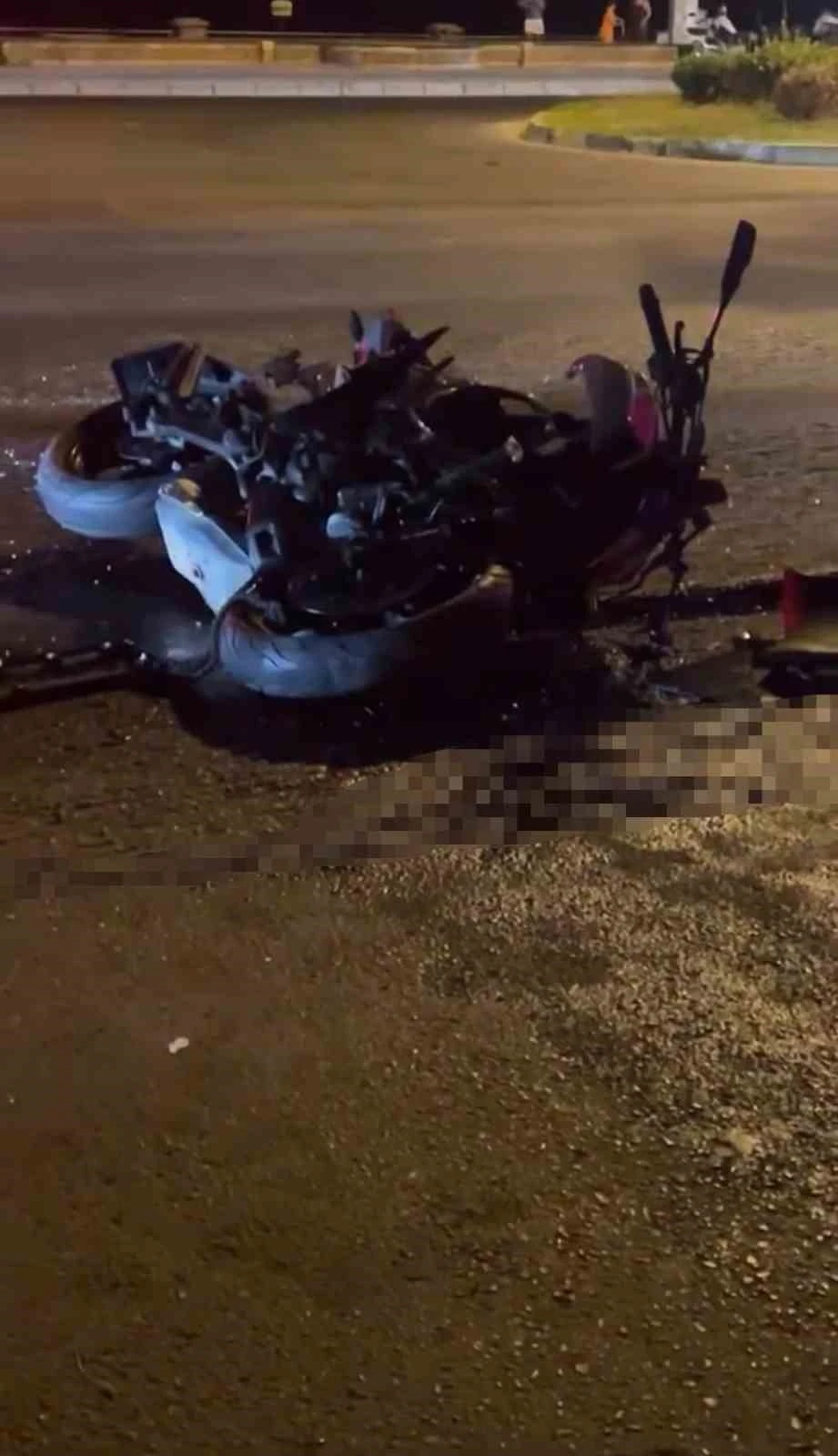 Minib&uuml;s ile &ccedil;arpışan motosikletin Rus s&uuml;r&uuml;c&uuml;s&uuml; hayatını kaybetti
