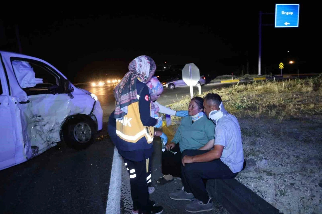 Minib&uuml;s ile hafif ticari ara&ccedil; &ccedil;arpıştı: 5 yaralı
