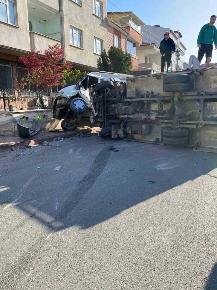 Minibüs ile kamyonet çarpıştı: 3 yaralı
