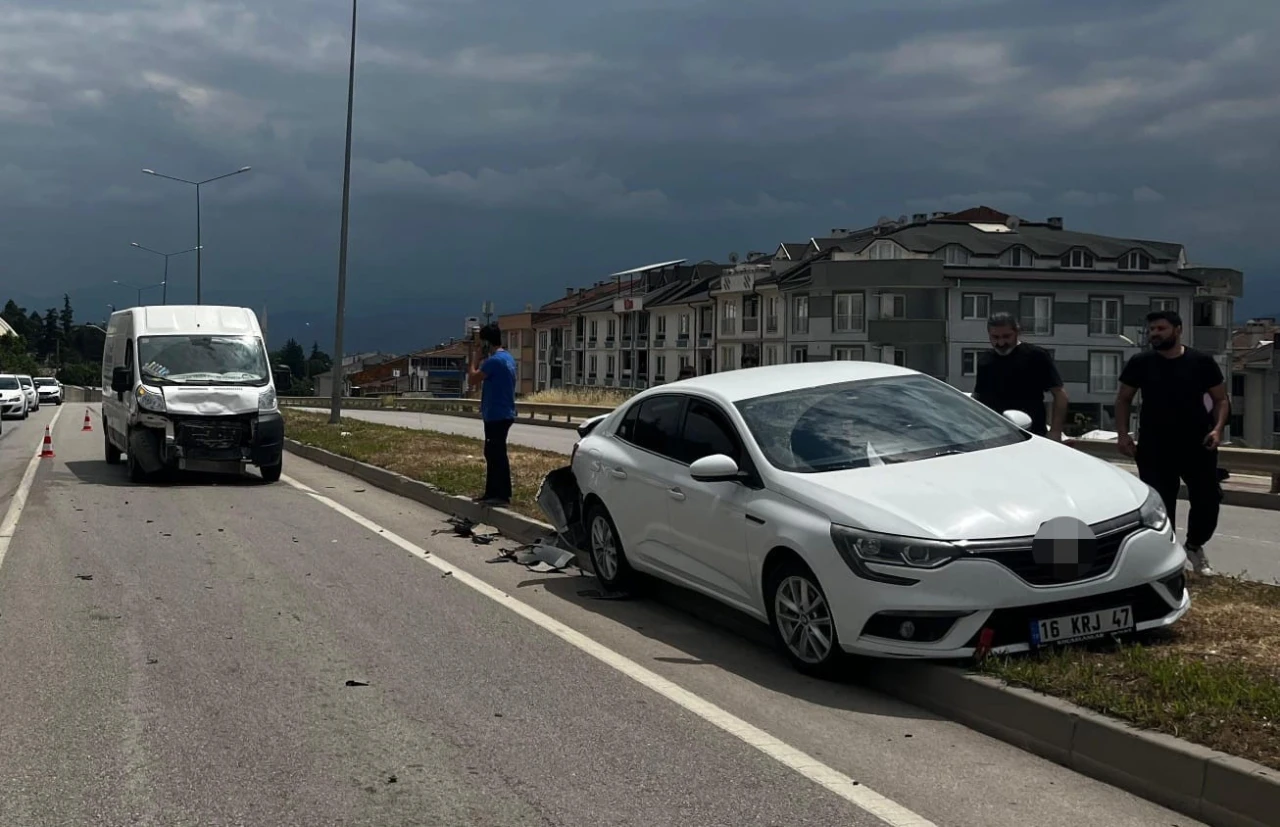 Minibüs ile otomobil çarpıştı : 1 yaralı
